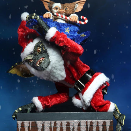NECA Gremlins Ultimate Santa Stripe with Gizmo - Action Figure